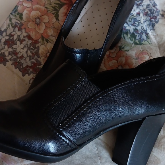 Shoes - Picture 2 of 5